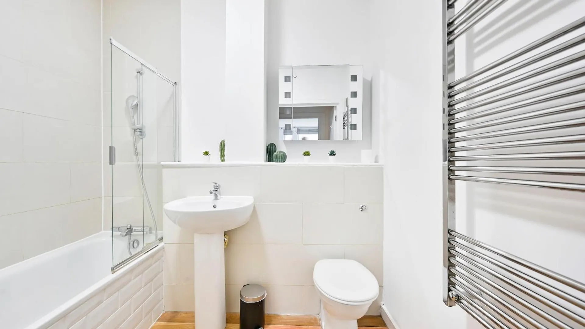 Lovely 2 Bed Tower Bridge Apartment Sleeps 6 London