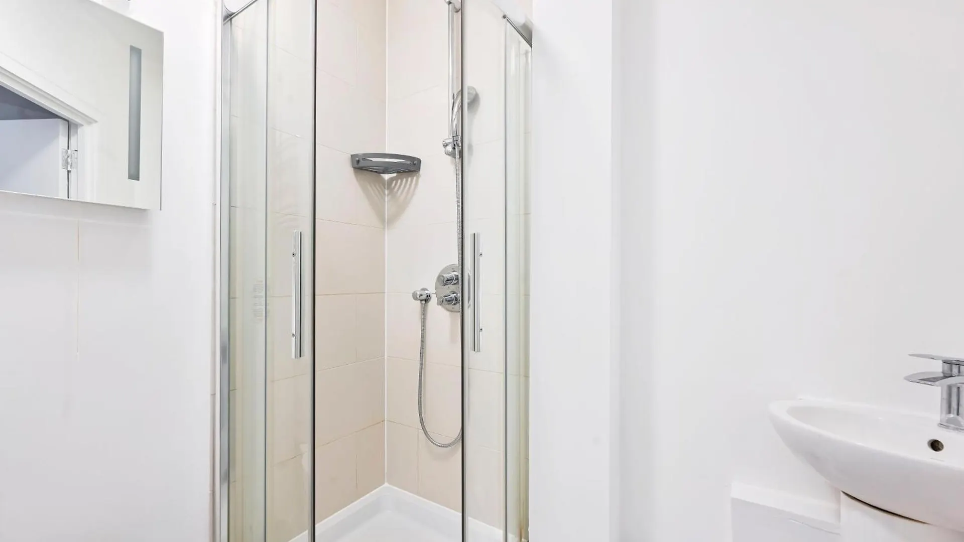 Lovely 2 Bed Tower Bridge Apartment Sleeps 6 London United Kingdom