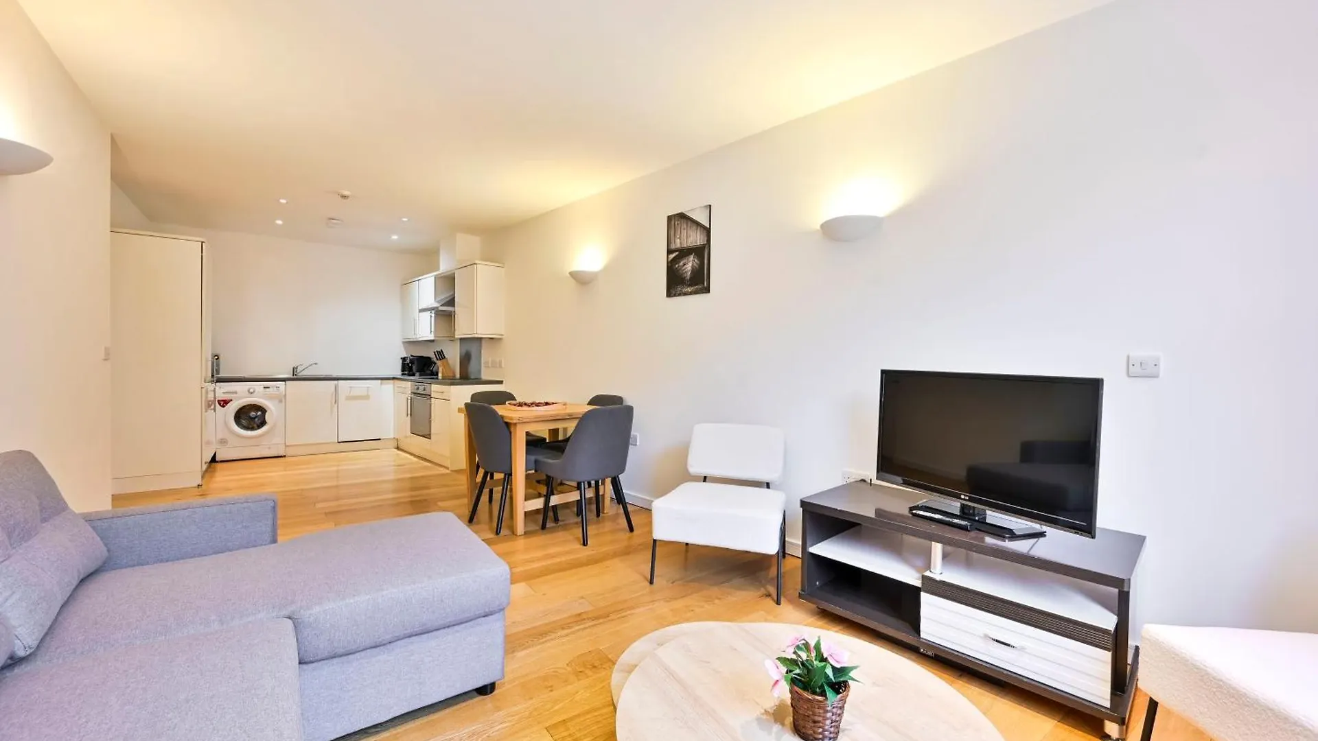 Lovely 2 Bed Tower Bridge Apartment Sleeps 6 London