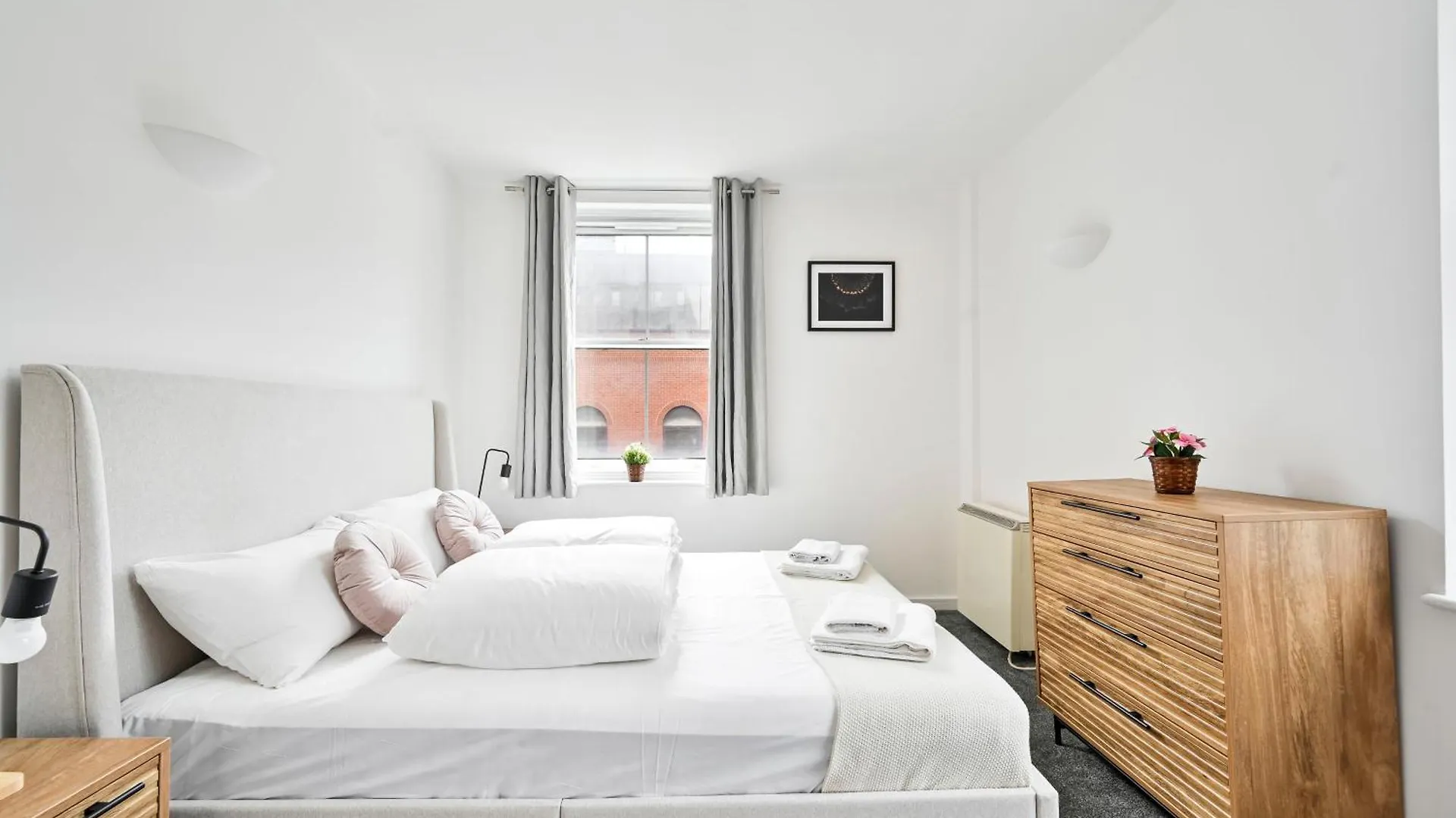 Lovely 2 Bed Tower Bridge Apartment Sleeps 6 London