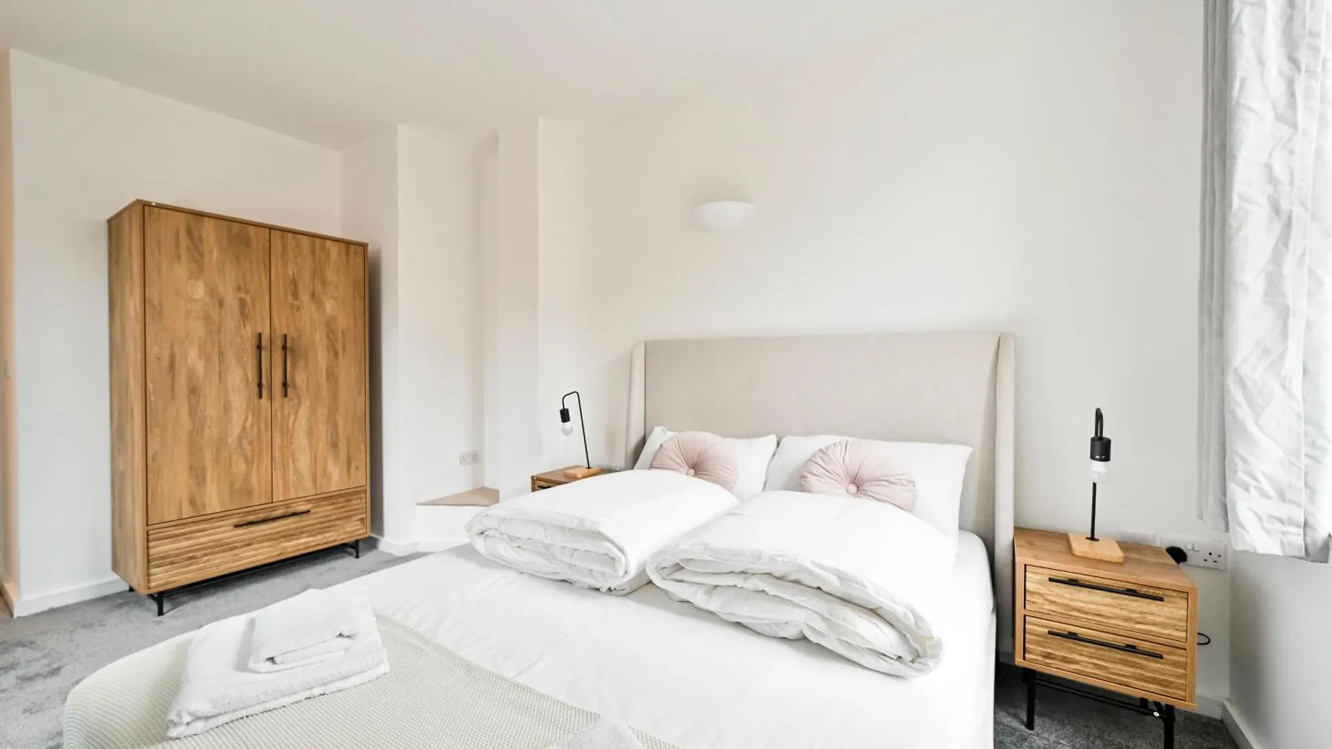 Lovely 2 Bed Tower Bridge Apartment Sleeps 6 London