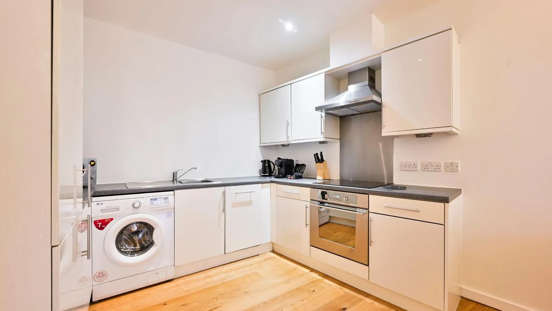 Lovely 2 Bed Tower Bridge Apartment Sleeps 6 London