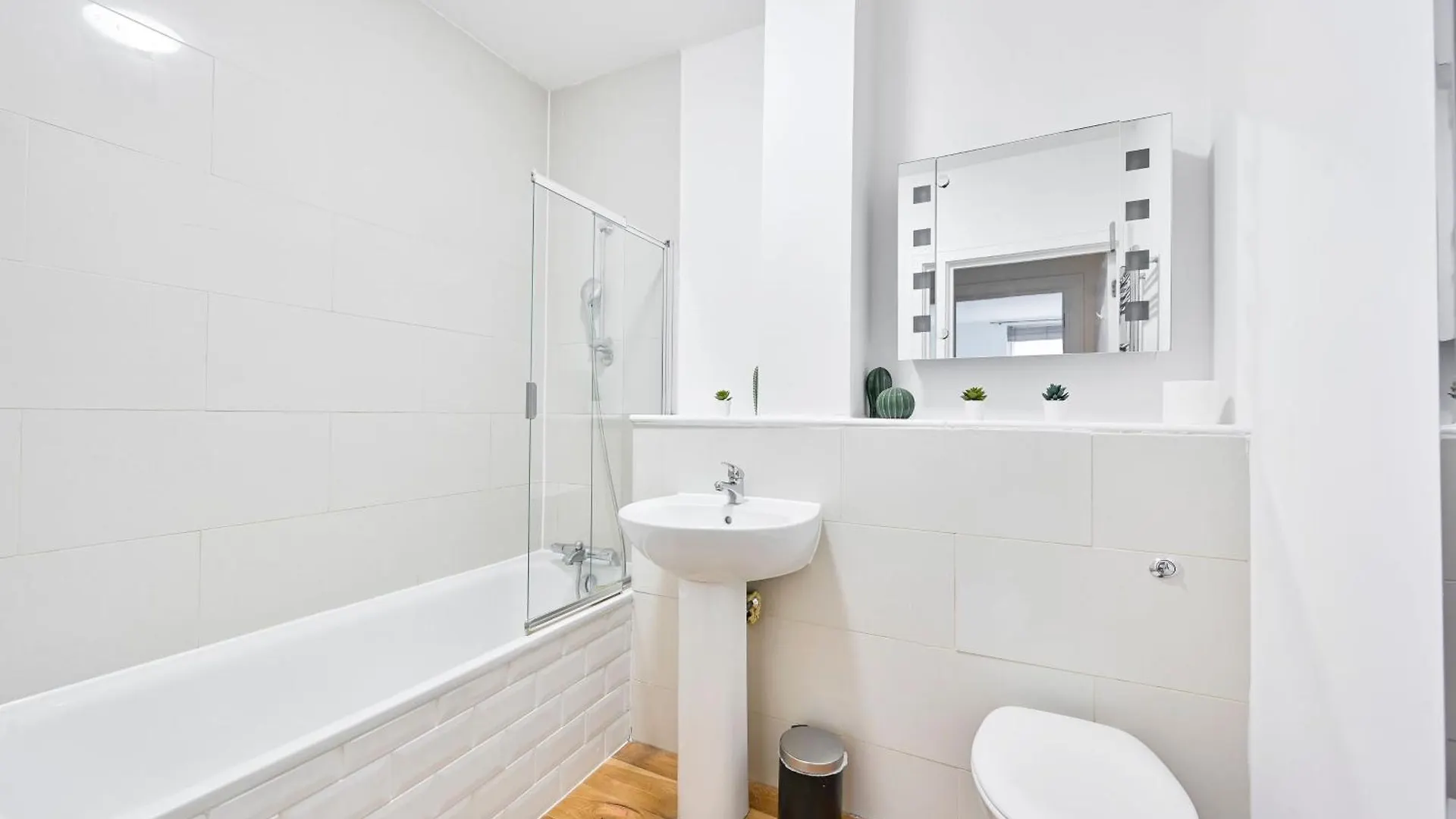 Lovely 2 Bed Tower Bridge Apartment Sleeps 6 London 0*,