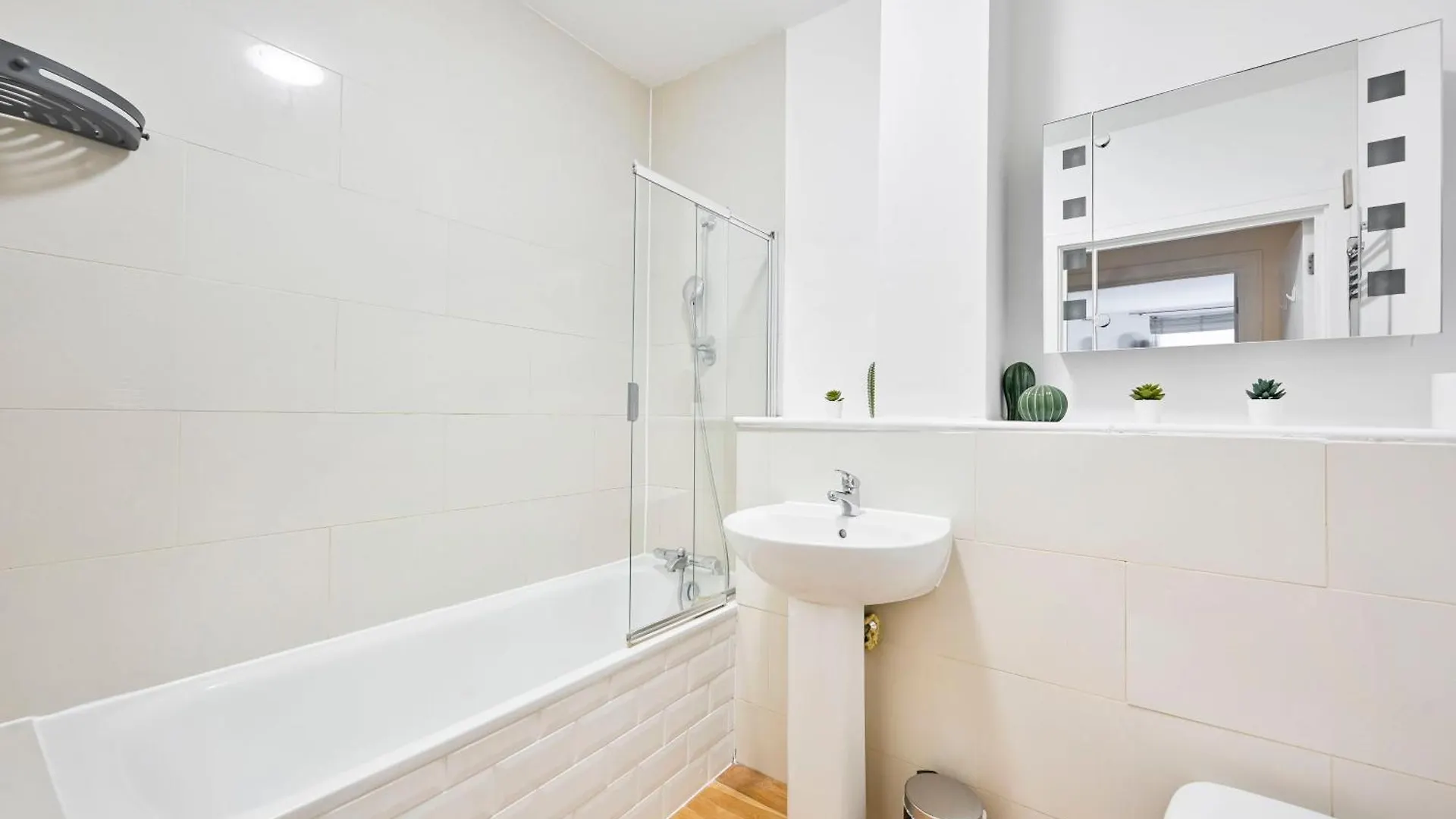Lovely 2 Bed Tower Bridge Apartment Sleeps 6 London