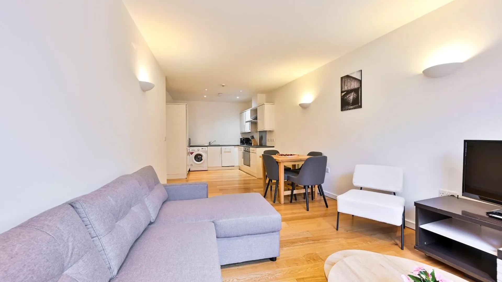 Lovely 2 Bed Tower Bridge Apartment Sleeps 6 London